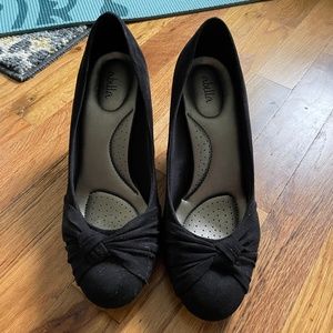 Abella Black Suede Pumps Size 10 Wide